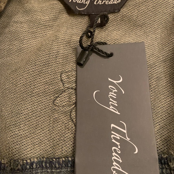 Vintage-Inspired Blue Jean Jacket with Floral Details - Picture 4 of 8